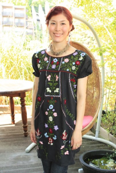 画像4: 再入荷ガーゼ花々と小鳥チュニック (4)