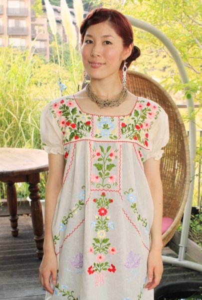 画像2: 再入荷ガーゼ花々と小鳥チュニック (2)