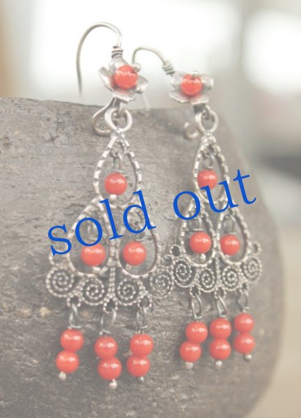 画像2: フィリグリネスと天然珊瑚のピアス (2)