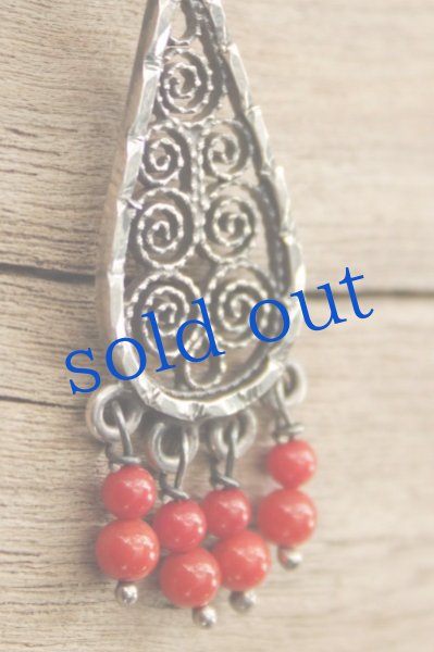 画像2: フィリグリネスと天然珊瑚のピアス (2)