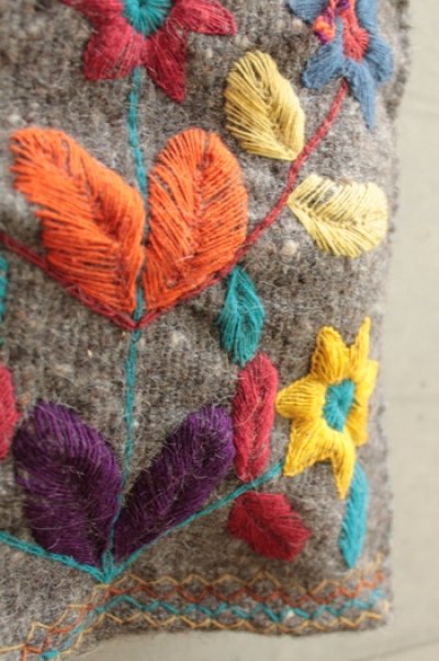 画像1: 手つむぎ・手織りウールの刺繍ポシェット