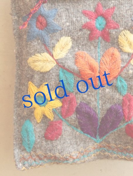 画像2: 手つむぎ・手織りウールの刺繍ポシェット (2)