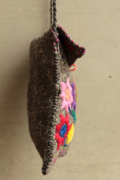画像2: 手つむぎ・手織りウールの刺繍ポシェット