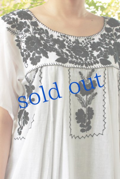 画像4: 再入荷モノトーン刺繍のガーゼチュニック (4)