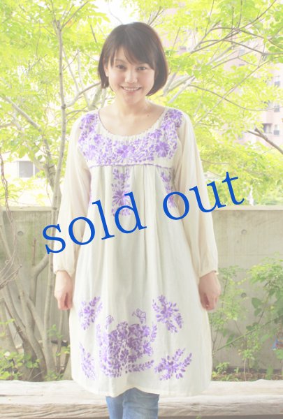 画像1: グラデーション刺繍のガーゼワンピース (1)