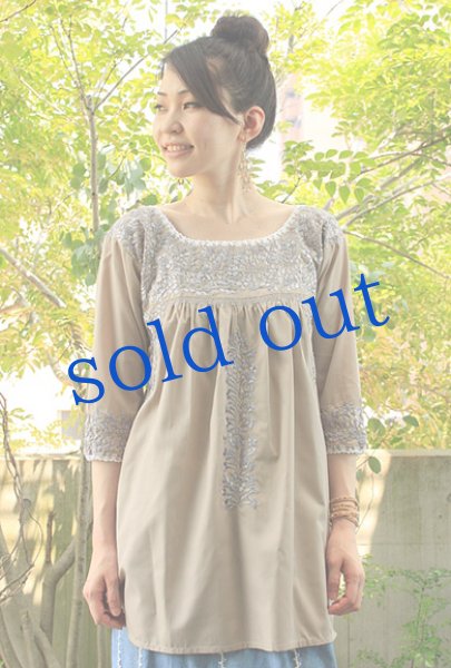 画像2: 「サンアントニーノ」 7分袖刺繍トップス (2)