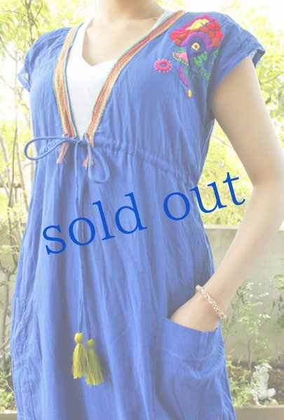 画像4: ラテン刺繍のインド綿マキシリゾートドレス (4)
