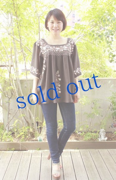 画像3: ベルスリーブのガーゼ刺繍トップス (3)