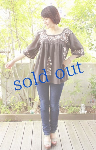 画像2: ベルスリーブのガーゼ刺繍トップス (2)