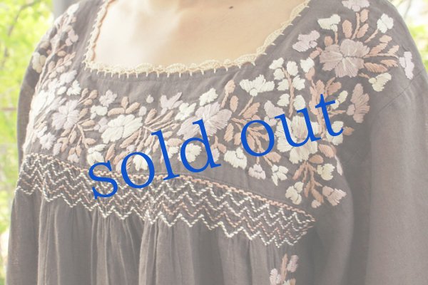 画像4: ベルスリーブのガーゼ刺繍トップス (4)