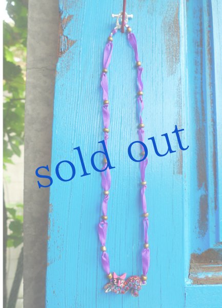 画像5: 小さな木彫りのネコのネックレス (5)