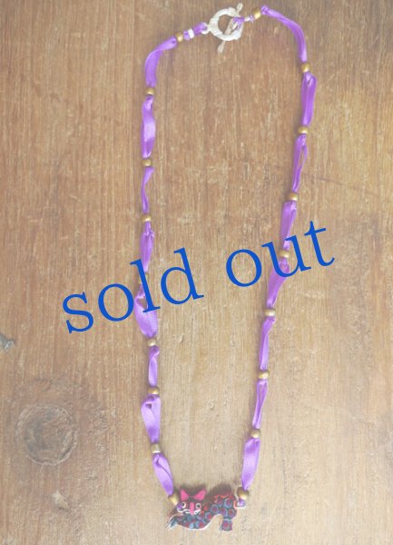 画像4: 小さな木彫りのネコのネックレス (4)