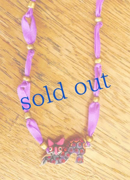 画像2: 小さな木彫りのネコのネックレス (2)