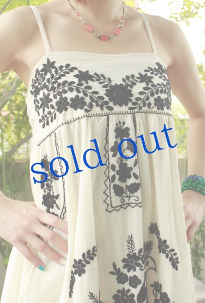 画像2: マキシ丈のメキシカン刺繍キャミソールワンピース (2)