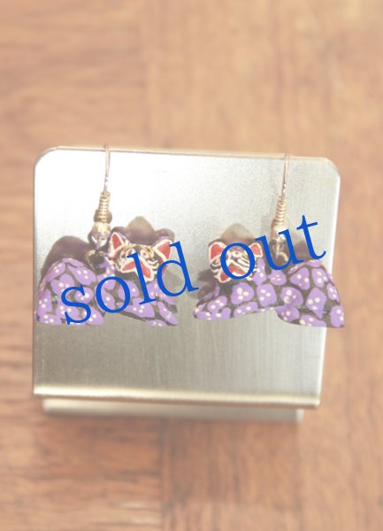 画像3: 小さな木彫りのネコピアス (3)