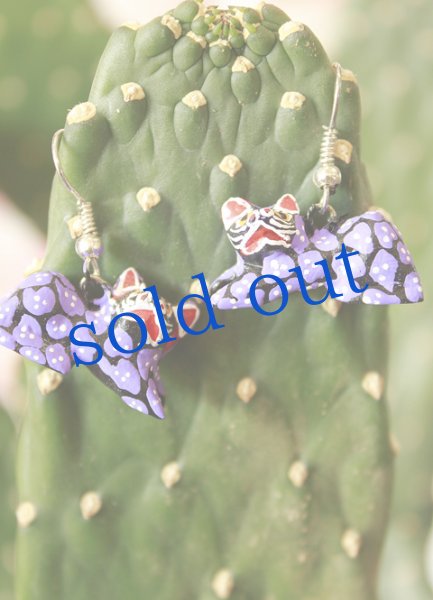 画像2: 小さな木彫りのネコピアス (2)