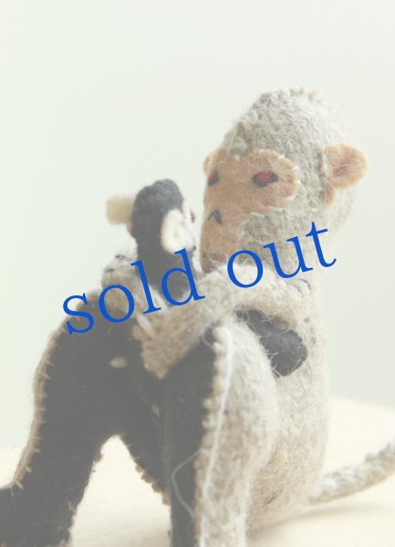 画像2: 抱っこサル親子 (2)