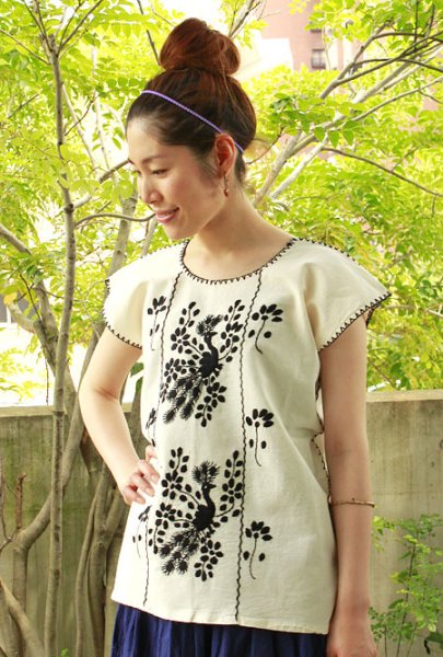 画像4: 刺繍ウィピル-孔雀の刺繍  (4)