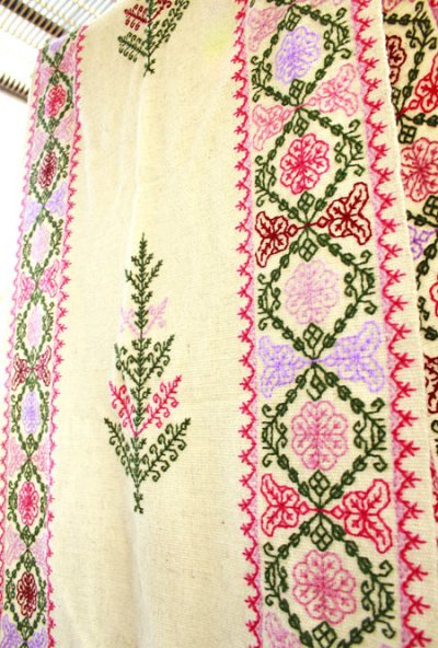 画像2: 手織りウールの刺繍ショール