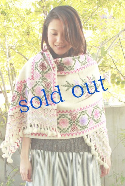 画像4: 手織りウールの刺繍ショール (4)