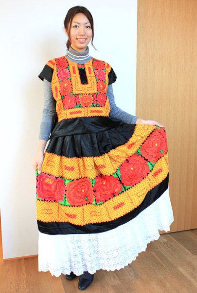 画像1: フチタンの刺繍の民族衣装 (1)