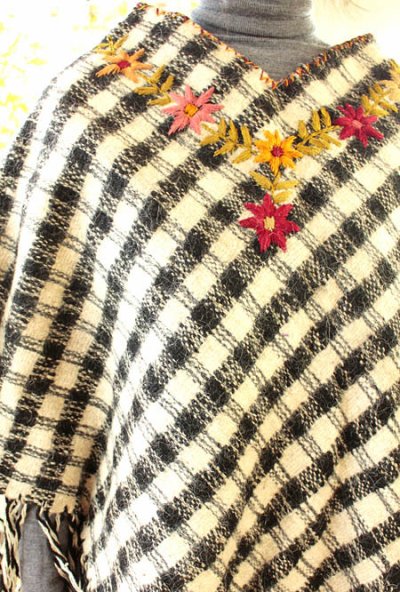 画像2: チャムラの手織り羊毛生地の刺繍ポンチョ