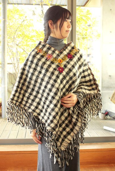 画像1: チャムラの手織り羊毛生地の刺繍ポンチョ (1)