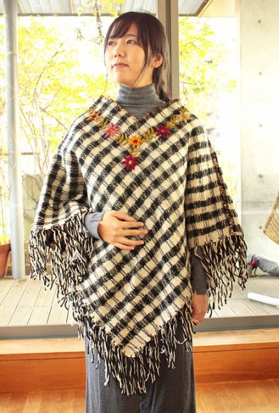 画像1: チャムラの手織り羊毛生地の刺繍ポンチョ