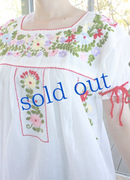 画像4: ロープタイ袖のガーゼ刺繍トップス (4)
