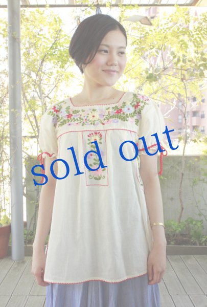 画像2: ロープタイ袖のガーゼ刺繍トップス (2)