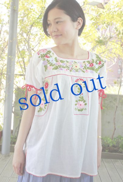 画像1: ロープタイ袖のガーゼ刺繍トップス (1)