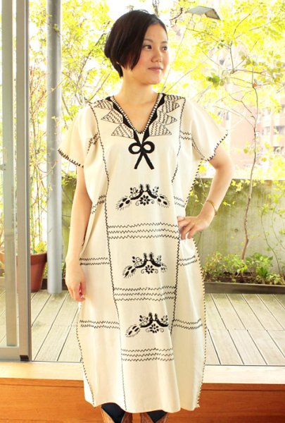 画像1: 刺繍ウィピルトップス-孔雀の刺繍　 (1)