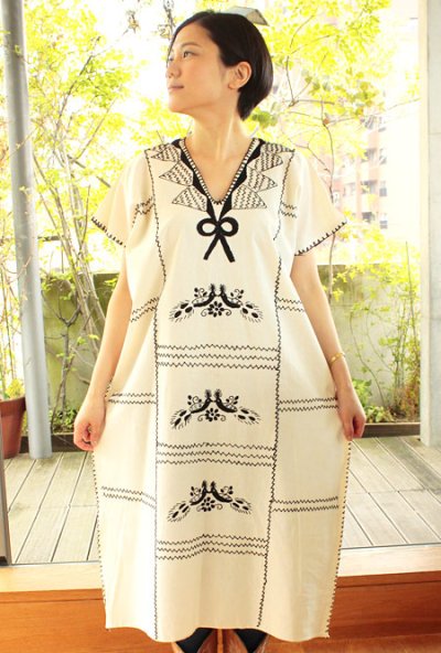 画像1: 刺繍ウィピルトップス-孔雀の刺繍　