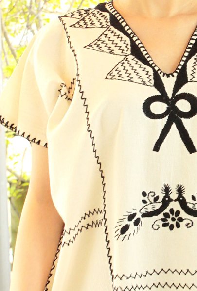 画像2: 刺繍ウィピルトップス-孔雀の刺繍　 (2)