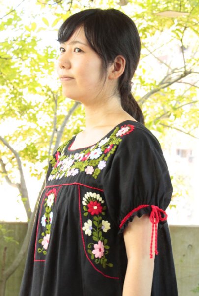 画像4: ロープタイ袖のガーゼ刺繍トップス (4)