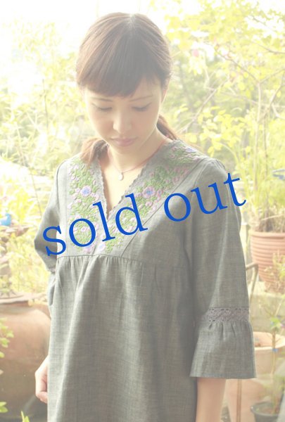 画像3: パンジー刺繍ベルスリーブトップス日本仕立て (3)