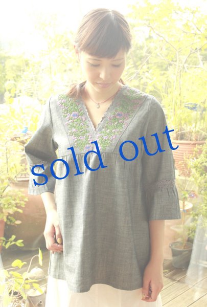 画像2: パンジー刺繍ベルスリーブトップス日本仕立て (2)