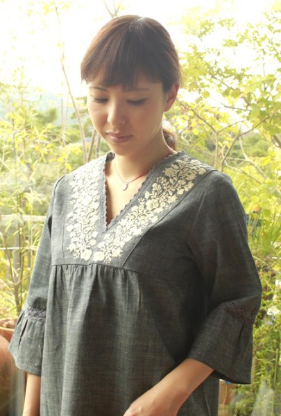 画像3: パンジー刺繍ベルスリーブトップス国内仕立て (3)