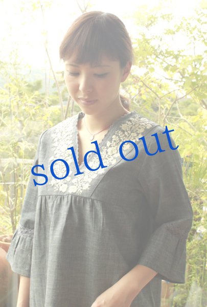 画像3: パンジー刺繍ベルスリーブトップス国内仕立て (3)