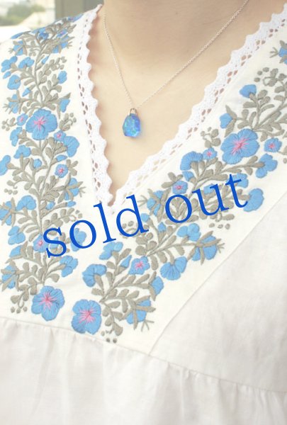 画像1: リネン生地のVネックベルスリーブトップス　 (1)