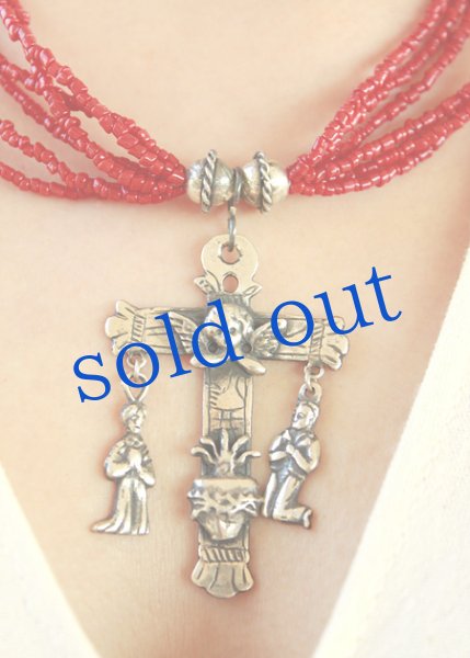 画像2: シルバーと珊瑚のクロスネックレス (2)