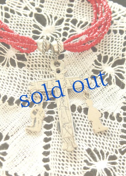 画像4: シルバーと珊瑚のクロスネックレス (4)