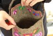 画像4: 手つむぎ・手織りウールの刺繍ポシェット (4)