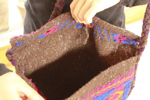 画像5: 手つむぎ・手織りウールの刺繍バッグ (5)