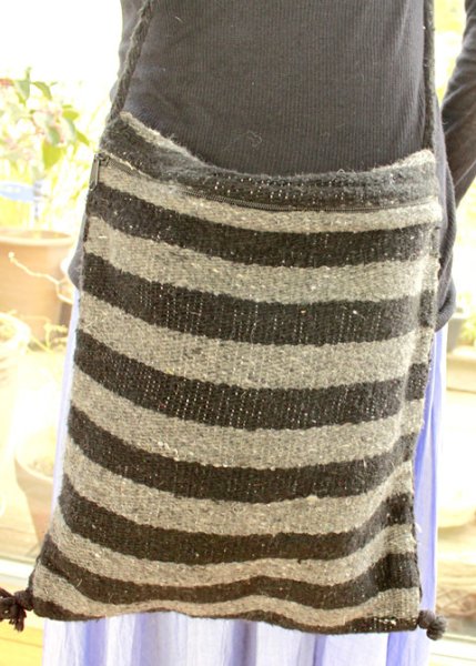 画像2: 手織りウールの刺繍ポシェット　 (2)