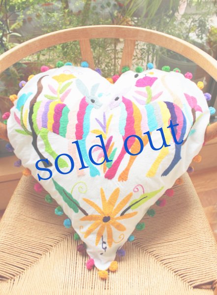 オトミ刺繍クッションウサギ