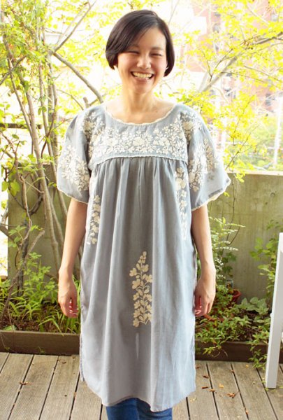 画像2: ガーゼ刺繍のチュニックワンピース  (2)