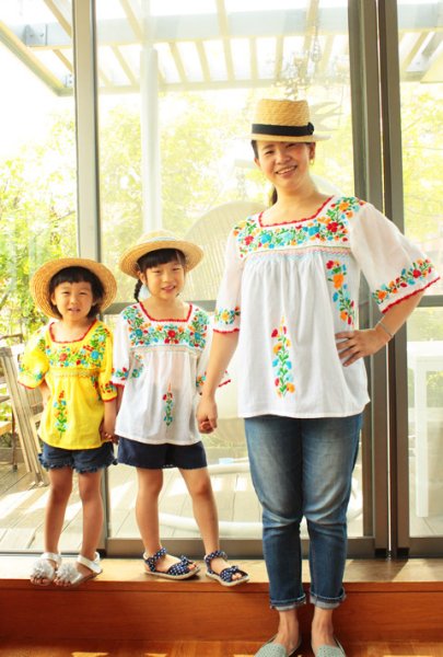 画像2: ベルスリーブのガーゼ刺繍トップス　 (2)