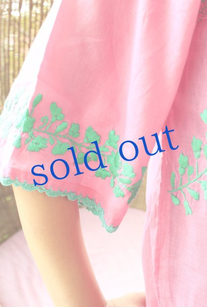 画像4: ベルスリーブのガーゼ刺繍トップス　 (4)