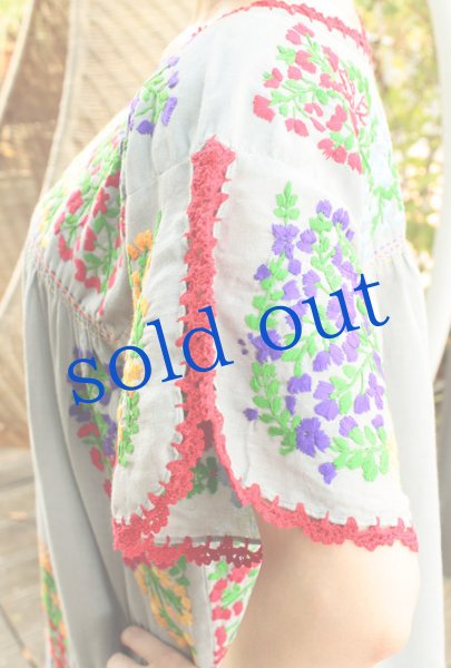 画像4: ガーゼ生地手刺繍のロング丈ワンピース (4)